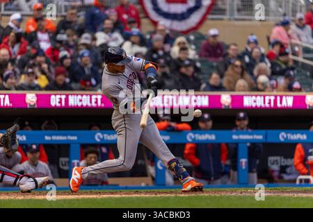 Paul, Minnesota, États-Unis. 3 avril 2025. JEREMY PENA, joueur des Houston Astros, se balance sur un terrain entrant. Les Twins du Minnesota et les Astros de Houston se sont affrontés au Target Field pour la journée d'ouverture le 3 avril Les Astros ont gagné le match par un score de 5-2. (Crédit image : © Michael Turner/ZUMA Press Wire) USAGE ÉDITORIAL SEULEMENT ! Non destiné à UN USAGE commercial ! Banque D'Images