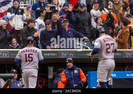 Paul, Minnesota, États-Unis. 3 avril 2025. Les fans repoussent Fives à se moquer du joueur de Houston JOSE ALTUVE après avoir frappé pour la cinquième fois. Les Twins du Minnesota et les Astros de Houston se sont affrontés au Target Field pour la journée d'ouverture le 3 avril Les Astros ont gagné le match par un score de 5-2. (Crédit image : © Michael Turner/ZUMA Press Wire) USAGE ÉDITORIAL SEULEMENT ! Non destiné à UN USAGE commercial ! Banque D'Images