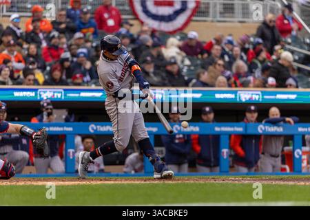 Paul, Minnesota, États-Unis. 3 avril 2025. MAURICIO DUBON, joueur des Astros de Houston, entre en contact avec le terrain. Les Twins du Minnesota et les Astros de Houston se sont affrontés au Target Field pour la journée d'ouverture le 3 avril Les Astros ont gagné le match par un score de 5-2. (Crédit image : © Michael Turner/ZUMA Press Wire) USAGE ÉDITORIAL SEULEMENT ! Non destiné à UN USAGE commercial ! Banque D'Images