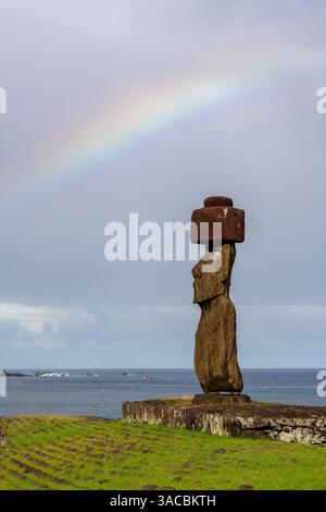 Chili, Île de Pâques, alias Rapa Nui, Ahu Tahai. Moai avec arc-en-ciel. Site classé au patrimoine mondial de l'UNESCO. Banque D'Images