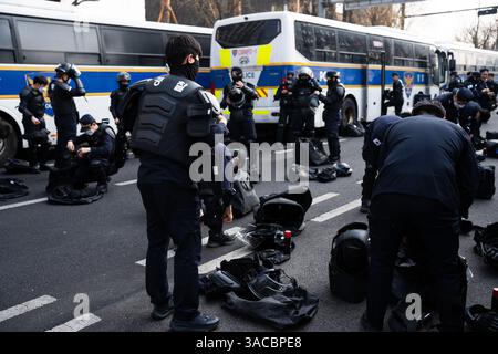 La police anti-émeute a mis un équipement de protection dans le centre de Séoul avant la décision de la Cour constitutionnelle sur la destitution du président Yoon Suk Yeol, Corée du Sud, le 4 avril 2025. Les autorités se sont préparées à de possibles troubles alors que les tensions étaient vives sur la déclaration controversée de Yoon de la loi martiale en décembre. (Photo par Ifang Bremer/Alamy Live News) Banque D'Images