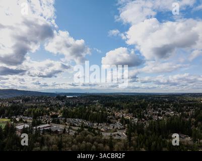 Issaquah WA USA - 29 mars 2025 : ciel serein : un paysage nuageux sous le jour ensoleillé Banque D'Images