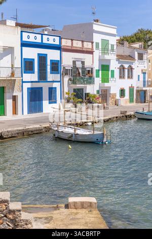 bateau de pêche et maisons colorées au port de portocolom sur majorque Banque D'Images
