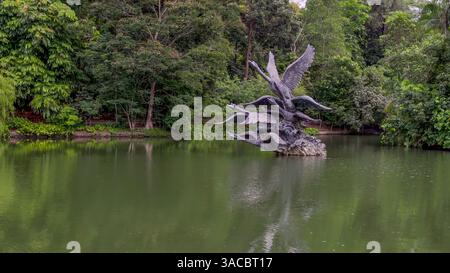 sculpture de cygnes volant dans le lac des cygnes dans les jardins botaniques de singapour Banque D'Images