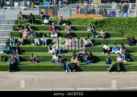 Londres, Royaume-Uni. 3 avril 2025. Les visiteurs de Granary Square apprécient le soleil à Granary Square car les températures devraient atteindre 20 degrés celsius vendredi dans la capitale. Crédit : onzième heure photographie/Alamy Live News Banque D'Images