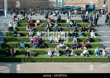 Londres, Royaume-Uni. 3 avril 2025. Les visiteurs de Granary Square apprécient le soleil à Granary Square car les températures devraient atteindre 20 degrés celsius vendredi dans la capitale. Crédit : onzième heure photographie/Alamy Live News Banque D'Images