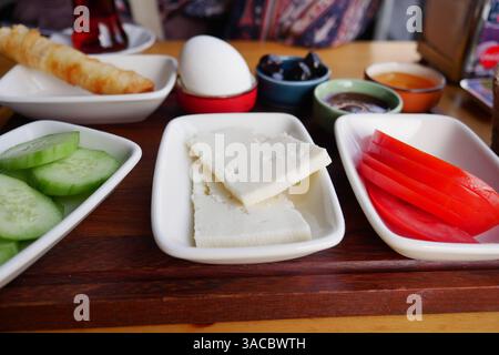 Petit-déjeuner traditionnel composé d'ingrédients frais et de saveurs Banque D'Images