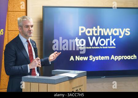 Oliver Coppard, maire du Yorkshire du Sud, prend la parole au Digital Media Centre, à Barnsley, pour marquer le lancement du premier des neuf projets pilotes menés par la communauté pour lutter contre l'inactivité, comme annoncé dans le livre blanc Get Britain Working Paper. Date de la photo : jeudi 3 avril 2025. Banque D'Images