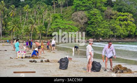Koh Kood, Thaïlande, le 13 mars 2025, des volontaires se rassemblent pour participer à une activité de nettoyage des plages qui ramasse les déchets plastiques et les ordures Banque D'Images