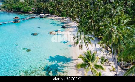 Cette superbe prise de vue aérienne capture les rives sablonneuses des îles Koh Kood, les eaux turquoises claires et les palmiers luxuriants, mettant en valeur un véritable paradis tropical que beaucoup rêvent de visiter en Thaïlande Banque D'Images