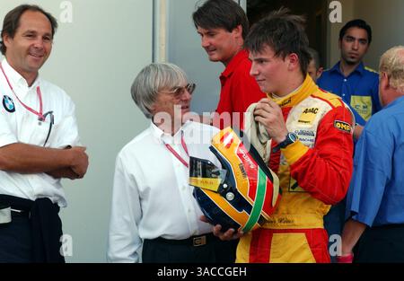 Premier vainqueur de la manche Hannes Neuhauser (AUT) avec Bernie Ecclestone et Gerhard Berger (AUT) Directeur BMW Motorsport..BMW Formula ADAC Race 1, Nurburgring , Allemagne, 22 juin 2002..IMAGE NUMÉRIQUE (crédit : ©Sutton Motorsports/ZUMA Press) Banque D'Images