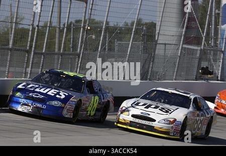 Le vainqueur de la course Jimmie Johnson (USA) passe devant Dale Jarrett (USA). . NASCAR Winston Cup Series, Rd28, MBNA All-American Heroes 400, Douvres, États-Unis. 22 septembre 2002..IMAGE NUMÉRIQUE (crédit image : ©Sutton Motorsports/ZUMA Press) Banque D'Images