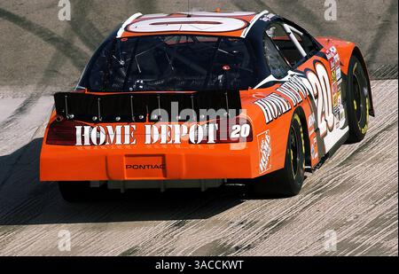 Le leader des points Tony Stewart (États-Unis) et le Home Depot Pontiac. . NASCAR Winston Cup Series, Rd32, Old Dominion 500, Martinsville, Virginie. ÉTATS-UNIS. 19-20 octobre 2002..IMAGE NUMÉRIQUE (crédit image : ©Sutton Motorsports/ZUMA Press) Banque D'Images