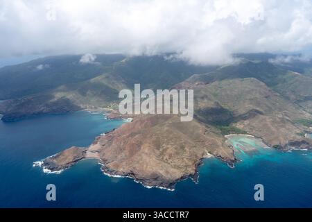 Vue aérienne époustouflante de Hiva Oa dans les îles Marquises, Polynésie française, avec des côtes accidentées, des eaux turquoises, des falaises spectaculaires, et lush Banque D'Images