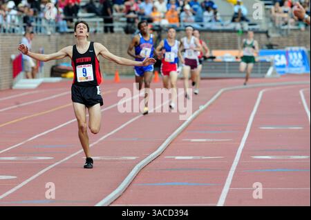 25 avril 2008 - Philadelphie, Pennsylvanie, États-Unis - MARK DENNIN de Boyertown (Boyertown, PA) remporte le championnat des garçons du 3000m au lycée avec un temps de 8 :30,11 aux Penn Relays. (Crédit image : © John C Middlebrook/Cal Sport Media/ZUMA Press) Banque D'Images