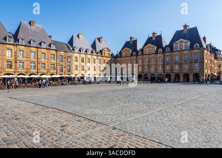 Charleville-Mézières, France - 20 septembre 2024 : coin nord-est de la place Ducale, place historique de la ville datant du XVIIe siècle, de Banque D'Images