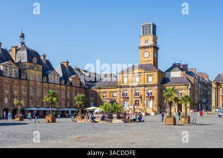 Mairie avec beffroi sur la place Ducale à Charleville-Mézières, place historique de la ville avec une fontaine au premier plan. Banque D'Images