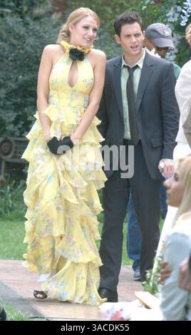 30 avril 2008 - New York, NY, États-Unis - BLAKE ANIMÉ avec PENN BADGLEY sur le tournage de 'Gossip Girl' à New York. Ici, ils filment une scène de mariage où la mère du personnage de Blake Lively se marie. (Crédit image : © Dan Herrick/ZUMA Press) Banque D'Images