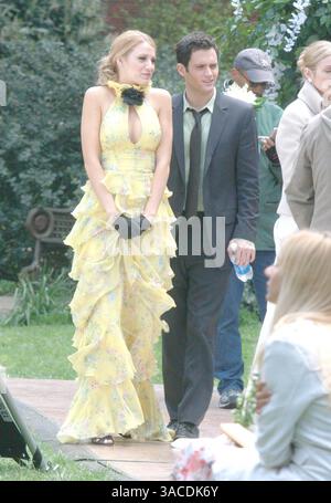 30 avril 2008 - New York, NY, États-Unis - BLAKE ANIMÉ avec PENN BADGLEY sur le tournage de 'Gossip Girl' à New York. Ici, ils filment une scène de mariage où la mère du personnage de Blake Lively se marie. (Crédit image : © Dan Herrick/ZUMA Press) Banque D'Images