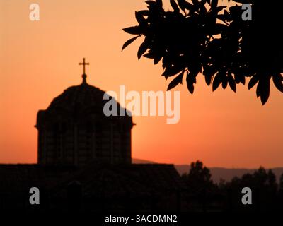 03 mai 2008 - Athènes, Grèce - Cathédrale de Mitropolis prise dans la lueur du coucher du soleil près de l'Acropole à Athènes en Grèce. (Crédit image : © Tim Wagner/ZUMA Press) Banque D'Images