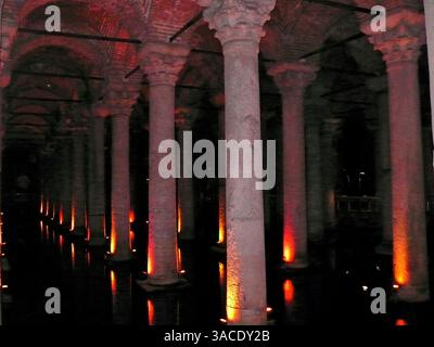 05 mai 2008 - Istambul, Turquie - la mosquée du sultan Ahmed (turc : Sultanahmet Camii) est une mosquée historique située à Istanbul, la plus grande ville de Turquie et la capitale de l'Empire ottoman (de 1299 à 1923). La mosquée est l'une des mosquées connues sous le nom de Mosquée bleue pour les tuiles bleues ornant les murs de son intérieur. Elle a été construite entre 1609 et 1616, sous le règne d'Ahmed I. comme beaucoup d'autres mosquées, elle comprend également une tombe du fondateur, une madrasa et un hospice. La mosquée du sultan Ahmed est devenue l'une des plus grandes attractions touristiques d'Istanbul. La citerne Basilique Yereb Banque D'Images