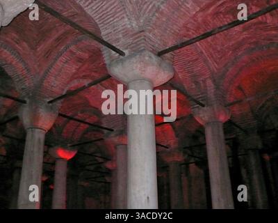 05 mai 2008 - Istambul, Turquie - la mosquée du sultan Ahmed (turc : Sultanahmet Camii) est une mosquée historique située à Istanbul, la plus grande ville de Turquie et la capitale de l'Empire ottoman (de 1299 à 1923). La mosquée est l'une des mosquées connues sous le nom de Mosquée bleue pour les tuiles bleues ornant les murs de son intérieur. Elle a été construite entre 1609 et 1616, sous le règne d'Ahmed I. comme beaucoup d'autres mosquées, elle comprend également une tombe du fondateur, une madrasa et un hospice. La mosquée du sultan Ahmed est devenue l'une des plus grandes attractions touristiques d'Istanbul. La citerne Basilique Yereb Banque D'Images