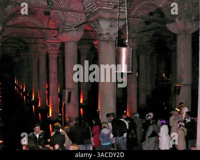 05 mai 2008 - Istambul, Turquie - la mosquée du sultan Ahmed (turc : Sultanahmet Camii) est une mosquée historique située à Istanbul, la plus grande ville de Turquie et la capitale de l'Empire ottoman (de 1299 à 1923). La mosquée est l'une des mosquées connues sous le nom de Mosquée bleue pour les tuiles bleues ornant les murs de son intérieur. Elle a été construite entre 1609 et 1616, sous le règne d'Ahmed I. comme beaucoup d'autres mosquées, elle comprend également une tombe du fondateur, une madrasa et un hospice. La mosquée du sultan Ahmed est devenue l'une des plus grandes attractions touristiques d'Istanbul. La citerne Basilique Yereb Banque D'Images