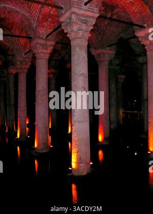 05 mai 2008 - Istambul, Turquie - la mosquée du sultan Ahmed (turc : Sultanahmet Camii) est une mosquée historique située à Istanbul, la plus grande ville de Turquie et la capitale de l'Empire ottoman (de 1299 à 1923). La mosquée est l'une des mosquées connues sous le nom de Mosquée bleue pour les tuiles bleues ornant les murs de son intérieur. Elle a été construite entre 1609 et 1616, sous le règne d'Ahmed I. comme beaucoup d'autres mosquées, elle comprend également une tombe du fondateur, une madrasa et un hospice. La mosquée du sultan Ahmed est devenue l'une des plus grandes attractions touristiques d'Istanbul. La citerne Basilique Yereb Banque D'Images