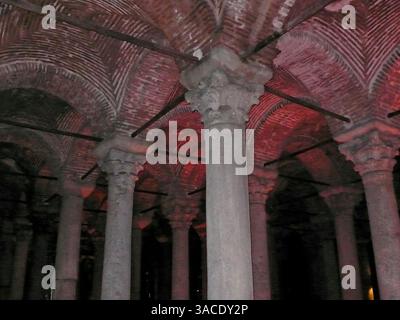 05 mai 2008 - Istambul, Turquie - la mosquée du sultan Ahmed (turc : Sultanahmet Camii) est une mosquée historique située à Istanbul, la plus grande ville de Turquie et la capitale de l'Empire ottoman (de 1299 à 1923). La mosquée est l'une des mosquées connues sous le nom de Mosquée bleue pour les tuiles bleues ornant les murs de son intérieur. Elle a été construite entre 1609 et 1616, sous le règne d'Ahmed I. comme beaucoup d'autres mosquées, elle comprend également une tombe du fondateur, une madrasa et un hospice. La mosquée du sultan Ahmed est devenue l'une des plus grandes attractions touristiques d'Istanbul. La citerne Basilique Yereb Banque D'Images