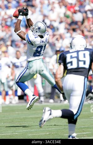 Terrell Owens, receveur des Dallas Cowboys Wide, saute pour une passe contre les Titans du Tennessee dimanche 1er octobre 2006. Owens, qui avait été signalé pour avoir tenté de se suicider plus tôt dans la semaine, n'a montré aucun signe de mort alors que les Cowboys ont vaincu les Titans 45-14...photo Â© BILL VAUGHN / Cal Sport Media (crédit image : © PHOTOGRAPHER/Cal Sport Media) Banque D'Images