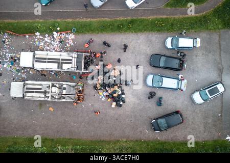 Clapgate Lane, Birmingham, 4 avril 2025 : les résidents ont fait la queue à perte de vue pour déposer leurs ordures sur un site de collecte temporaire des ordures vendredi matin. Les véhicules étaient pare-chocs à pare-chocs qui s'étendaient le long de Clapgate Lane en courant jusqu'au Woodgate Valley Country Park, une réserve naturelle, où ils ont jeté leurs sacs poubelle pour être mis dans un wagon poubelle. Les scènes étaient plus organisées que les jours précédents, bien que le trafic ajoutait une heure aux voyages de nombreux peuples. Le conseil municipal de Birmingham a placé la ville dans un incident majeur pour essayer de rattraper le retard de déchets après que les travailleurs de poubelle l'ont fait Banque D'Images