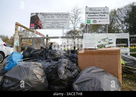 Clapgate Lane, Birmingham, 4 avril 2025 : les résidents ont fait la queue à perte de vue pour déposer leurs ordures sur un site de collecte temporaire des ordures vendredi matin. Les véhicules étaient pare-chocs à pare-chocs qui s'étendaient le long de Clapgate Lane en courant jusqu'au Woodgate Valley Country Park, une réserve naturelle, où ils ont jeté leurs sacs poubelle pour être mis dans un wagon poubelle. Les scènes étaient plus organisées que les jours précédents, bien que le trafic ajoutait une heure aux voyages de nombreux peuples. Le conseil municipal de Birmingham a placé la ville dans un incident majeur pour essayer de rattraper le retard de déchets après que les travailleurs de poubelle l'ont fait Banque D'Images