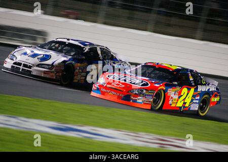 Jeff Gordon (24 ans) court avec Kasey Kahne (9 ans) lors du samedi Bank of America 500 au circuit Lowe's Motor Speedway. (Crédit image : © PHOTOGRAPHER/Cal Sport Media) Banque D'Images