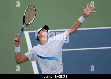 John Isner se prépare à servir à Andy Roddick lors de la deuxième manche de la finale au Legg Mason Classic. Roddick a gagné en deux sets, 6-4, 7-6.***IMAGE EN DIRECT*(crédit image : © PHOTOGRAPHER/Cal Sport Media) Banque D'Images