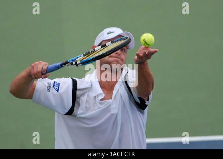 Andy Roddick se prépare à servir John Isner lors de la deuxième manche de la finale au Legg Mason Classic. Roddick a gagné en deux sets, 6-4, 7-6.***IMAGE EN DIRECT*(crédit image : © PHOTOGRAPHER/Cal Sport Media) Banque D'Images