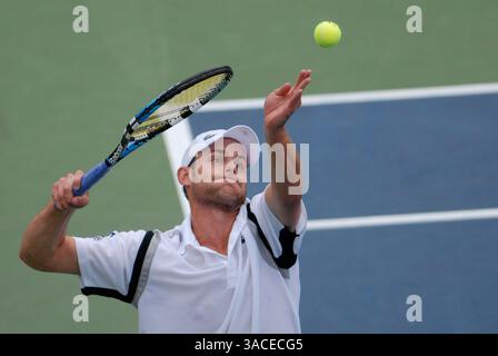 Andy Roddick se prépare à servir John Isner lors de la deuxième manche de la finale au Legg Mason Classic. Roddick a gagné en deux sets, 6-4, 7-6.***IMAGE EN DIRECT*(crédit image : © PHOTOGRAPHER/Cal Sport Media) Banque D'Images