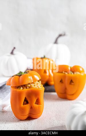 Paprika orange d'Halloween rempli de riz frit en citrouille à thème blanc et fond Banque D'Images