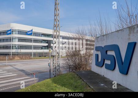 Hedehusene, Danemark. 22 février 2025. La société danoise de transport et de logistique DSV dont le siège social est à Hedehusene. Banque D'Images