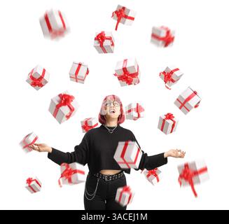 Jeune femme écartant ses bras et regardant tomber des cadeaux isolés sur fond blanc Banque D'Images