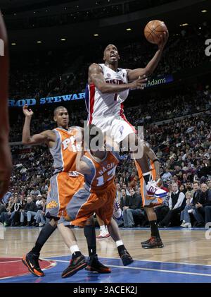 Mar 24, 2008 - Auburn Hills, Michigan, USA - Detroit pistons CHAUNCEY BILLUPS a reçu un appel de blocage appelé sur les Phoenix Suns STEVE NASH, bas, tard dans l'OT qui a aidé à sceller theri 110-105 OT victoire à Auburn Hills, mi le lundi 24 mars 2008. Phoneix RAJA BELL est en arrière à gauche. (Crédit image : © Julian H. Gonzalez/Detroit Free Press/ZUMA Press) RESTRICTIONS : * USA Tabloids Rights OUT * Banque D'Images