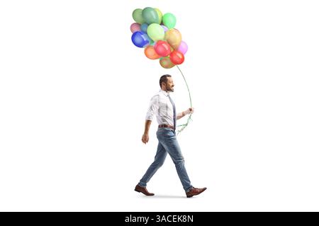 Homme d'affaires marchant avec un tas de ballons colorés isolés sur fond blanc Banque D'Images