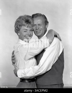 26 mars 2008 - Hollywood, CA, USA - film fixe du FICHIER 'tunnel of Love' DATE : 21 novembre 1958. STUDIO : MGM. PHOTO : DORIS DAY, RICHARD WIDMARK. 26 mars 2008 : Richard Widmark, qui a fait des débuts sensationnels dans le rôle du tueur rigolant dans 'Kiss of Death' et est devenu un homme de premier plan hollywoodien dans 'Broken lance', 'Two Rode Together' et 40 autres films, est mort chez lui à Roxbury après une longue maladie. Il avait 93 ans. (Crédit image : © MGM/ZUMA Press) RESTRICTIONS : il s'agit d'une photographie de film, de télévision ou de publicité distribuée au public. Une utilisation non éditoriale peut nécessiter des autorisations supplémentaires. Banque D'Images