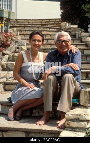 01 juillet 1985 - Beverly Hills, CA, USA - Barefoot CARY GRANT (18 janvier 1904 C 29 novembre 1986) et son épouse BARBARA GRANT posant sur les marches de leur jardin Beverly Hills, juillet 1985. Grant décède en novembre 1986. (Crédit image : © Bernard Fallon/ZUMA Press) Banque D'Images