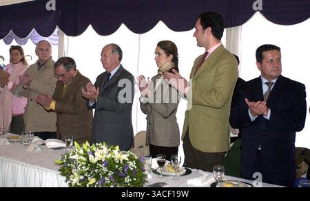 04 décembre 2001 ; Lagos, Chili ; ventes aux États-Unis UNIQUEMENT !  ! ENFANT ELENA D'ESPAGNE et son mari JAIME DE MARICHALAR avec RICARDO LAGOS le premier ministre du Chili @ l'inauguration du nouveau centre scientifique pour la Fondation San Ignacio Huinay. Crédit obligatoire : photo de MONA/ZUMA Press. (©) Copyright 2001 par MONA Banque D'Images