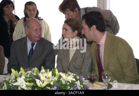 04 décembre 2001 ; Lagos, Chili ; ventes aux États-Unis UNIQUEMENT !  ! ENFANT ELENA D'ESPAGNE et son mari JAIME DE MARICHALAR avec RICARDO LAGOS le premier ministre du Chili @ l'inauguration du nouveau centre scientifique pour la Fondation San Ignacio Huinay. Crédit obligatoire : photo de MONA/ZUMA Press. (©) Copyright 2001 par MONA Banque D'Images