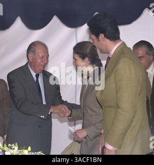 04 décembre 2001 ; Lagos, Chili ; ventes aux États-Unis UNIQUEMENT !  ! ENFANT ELENA D'ESPAGNE et son mari JAIME DE MARICHALAR avec RICARDO LAGOS le premier ministre du Chili @ l'inauguration du nouveau centre scientifique pour la Fondation San Ignacio Huinay. Crédit obligatoire : photo de MONA/ZUMA Press. (©) Copyright 2001 par MONA Banque D'Images