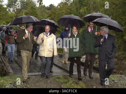 04 décembre 2001 ; Lagos, Chili ; ventes aux États-Unis UNIQUEMENT !  ! ENFANT ELENA D'ESPAGNE et son mari JAIME DE MARICHALAR avec RICARDO LAGOS le premier ministre du Chili @ l'inauguration du nouveau centre scientifique pour la Fondation San Ignacio Huinay. Crédit obligatoire : photo de MONA/ZUMA Press. (©) Copyright 2001 par MONA Banque D'Images
