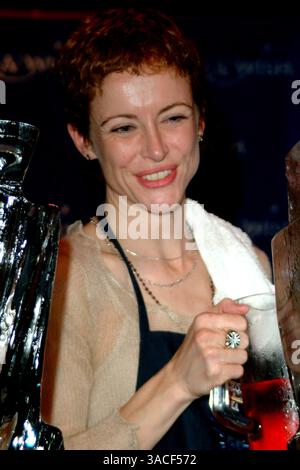 13 mars 2004 - Hollywood, Californie, États-Unis - Leslie Hope à l'aide 'Uncork A Wish' à la 11e dégustation annuelle de vin de la Fondation Make-A-Wish et vente aux enchères au Barker Hanger à Santa Monica. Banque D'Images