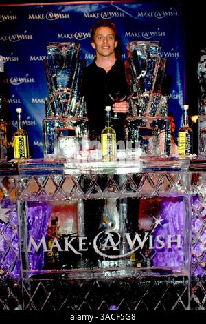 13 mars 2004 - Hollywood, Californie, États-Unis - ambiance à l'aide 'Uncork A Wish' à la 11e dégustation annuelle de vin de la Fondation Make-A-Wish et vente aux enchères au Barker Hanger à Santa Monica. Banque D'Images