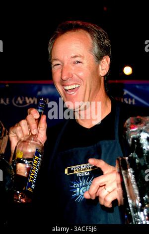 13 mars 2004 - Hollywood, Californie, États-Unis - Sinjin Smith à l'aide 'Uncork A Wish' à la 11e dégustation annuelle de vin de la Fondation Make-A-Wish et vente aux enchères au Barker Hanger à Santa Monica. Banque D'Images